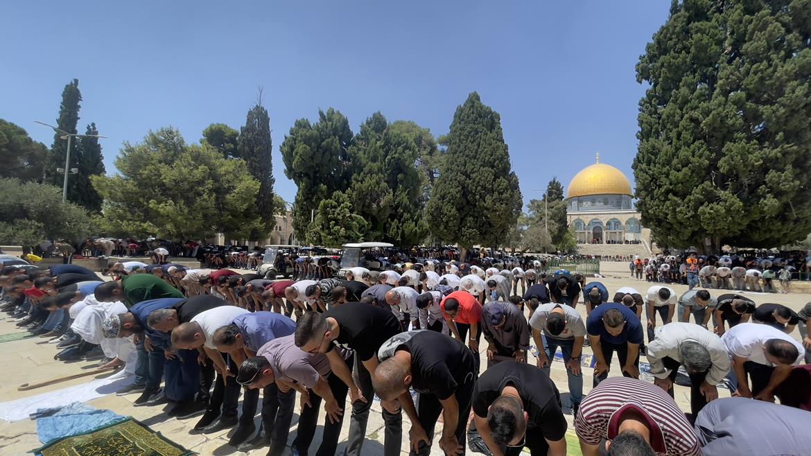 مواطنون يؤدون صلاة الجمعة في المسجد الأقصى المبارك (وفا)